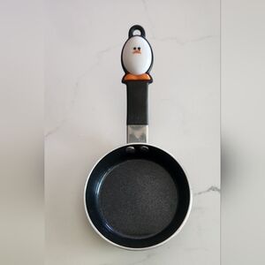 Personal egg pan